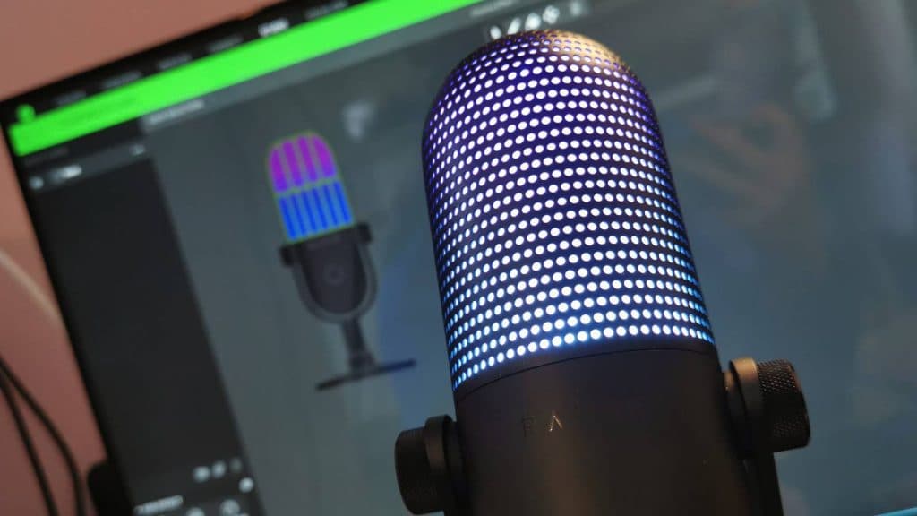 Review image of the Razer Seiren V3 Chroma microphone.