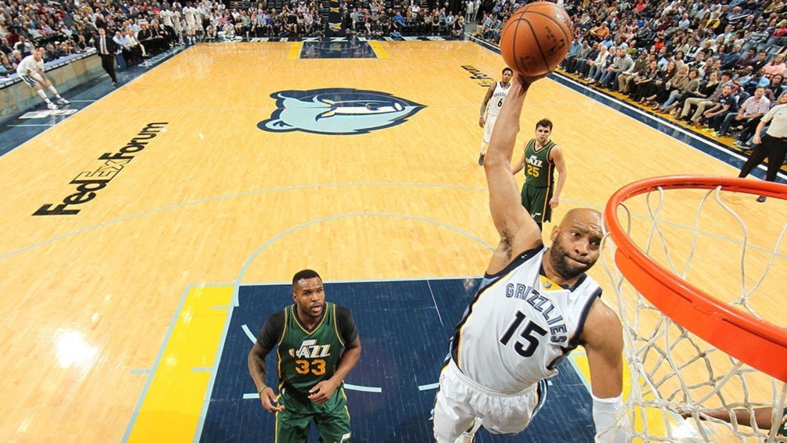Vince Carter dunking in an NBA game as a member of the Memphis Grizzlies.