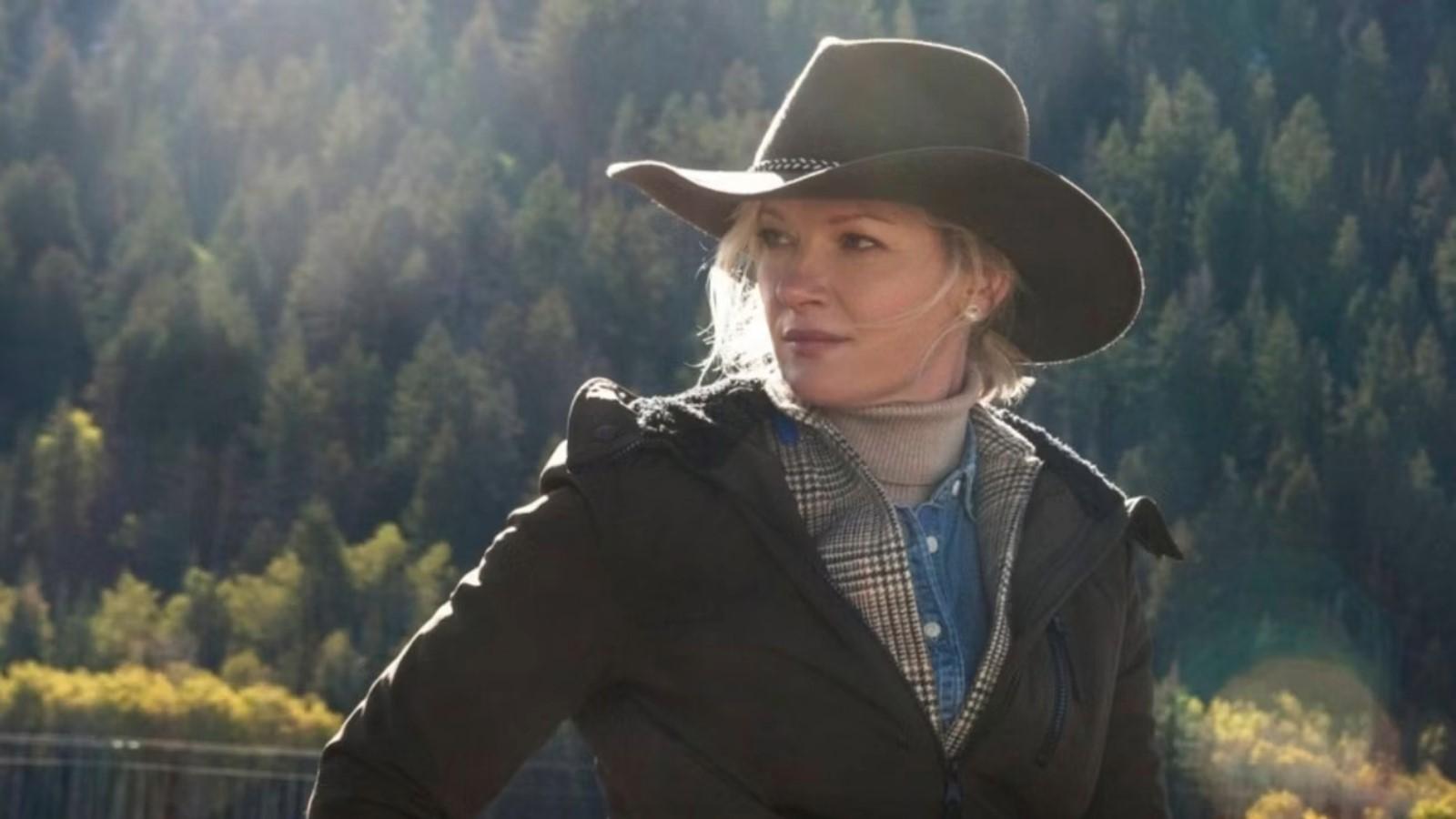 Evelyn Dutton on Yellowstone in a field wearing a cowboy hat