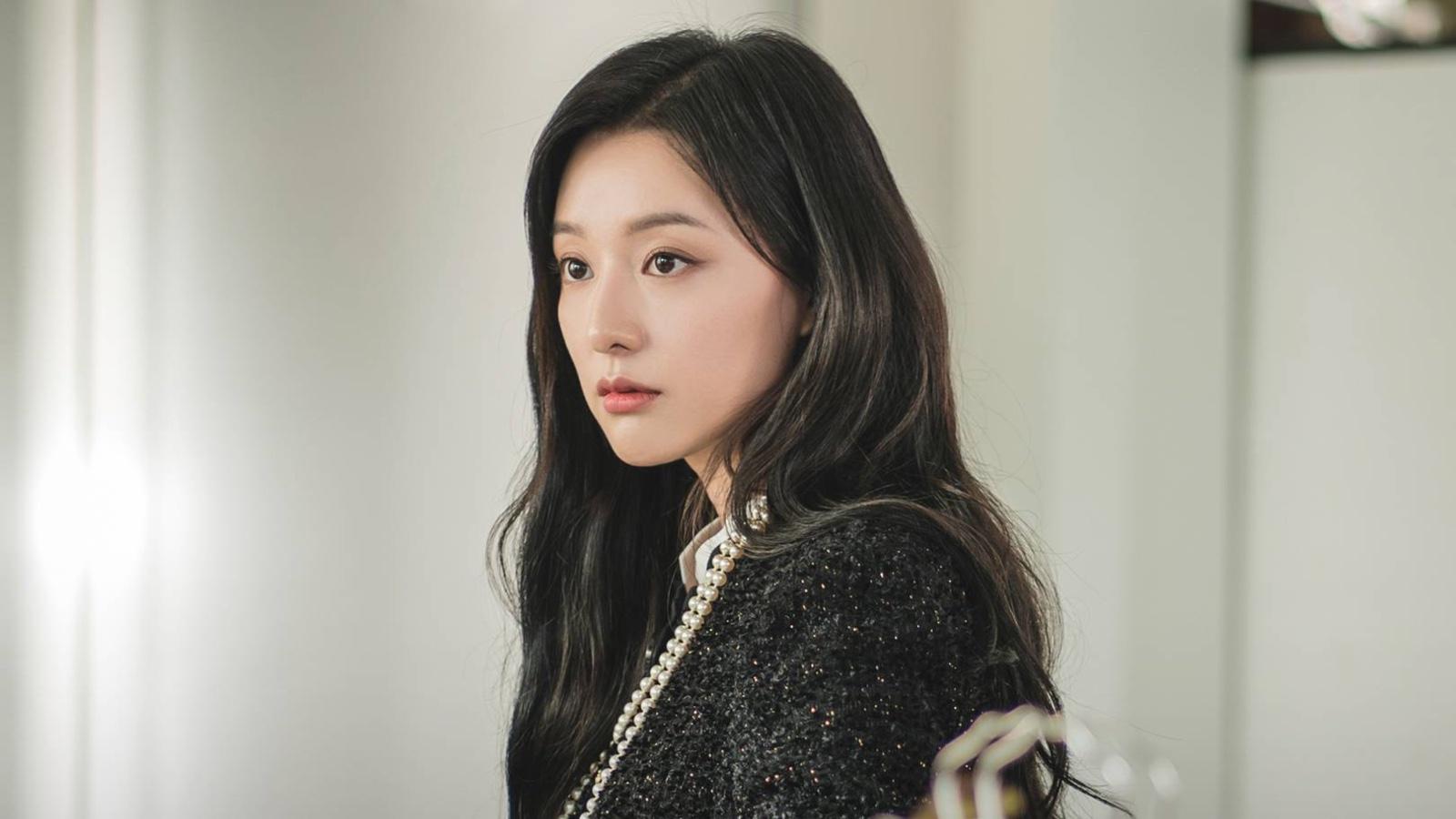 Kim Ji-won as Hae-in in Queen of Tears K-drama.