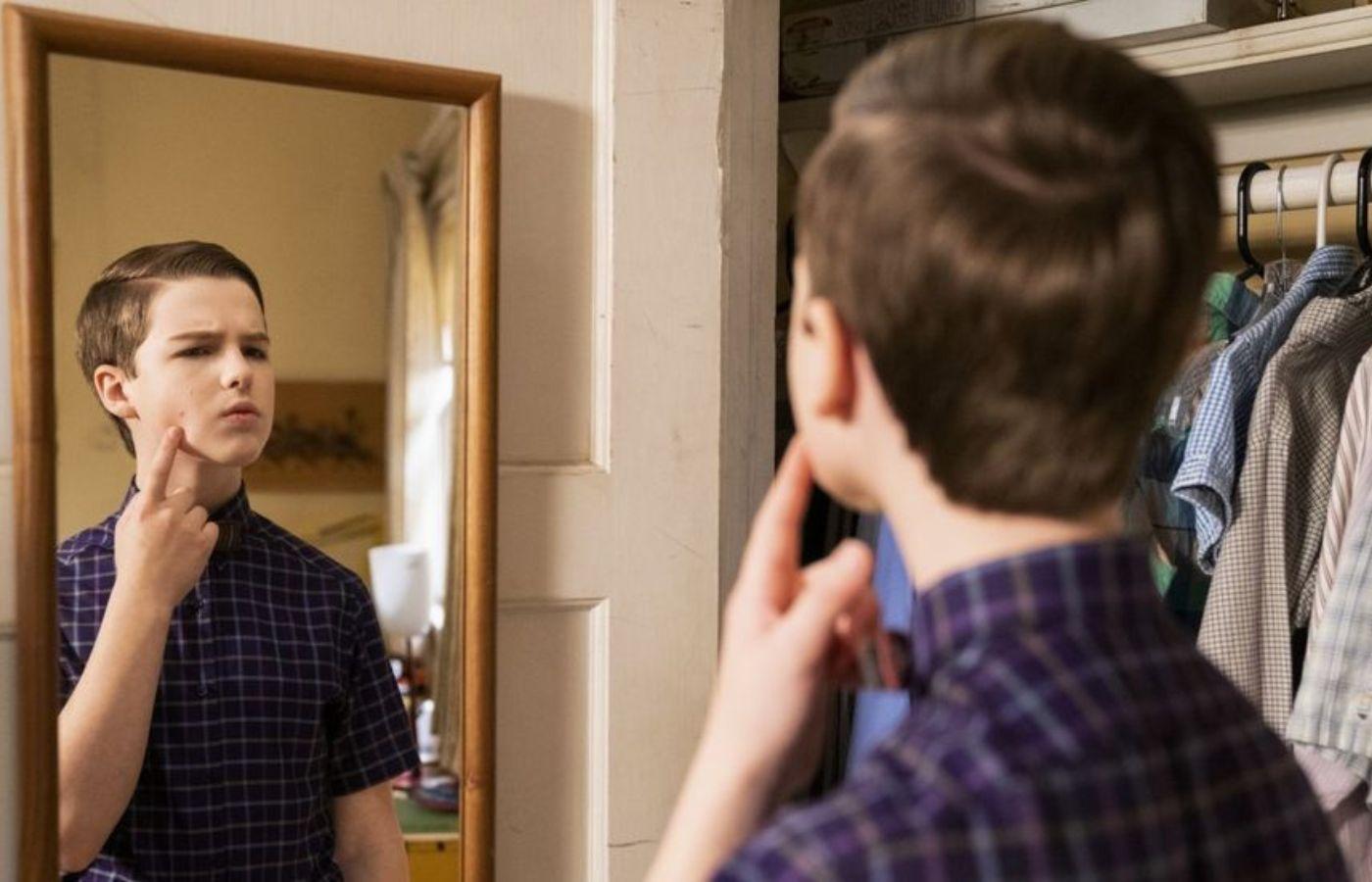 Iain Armitage looking in the mirror in Young Sheldon