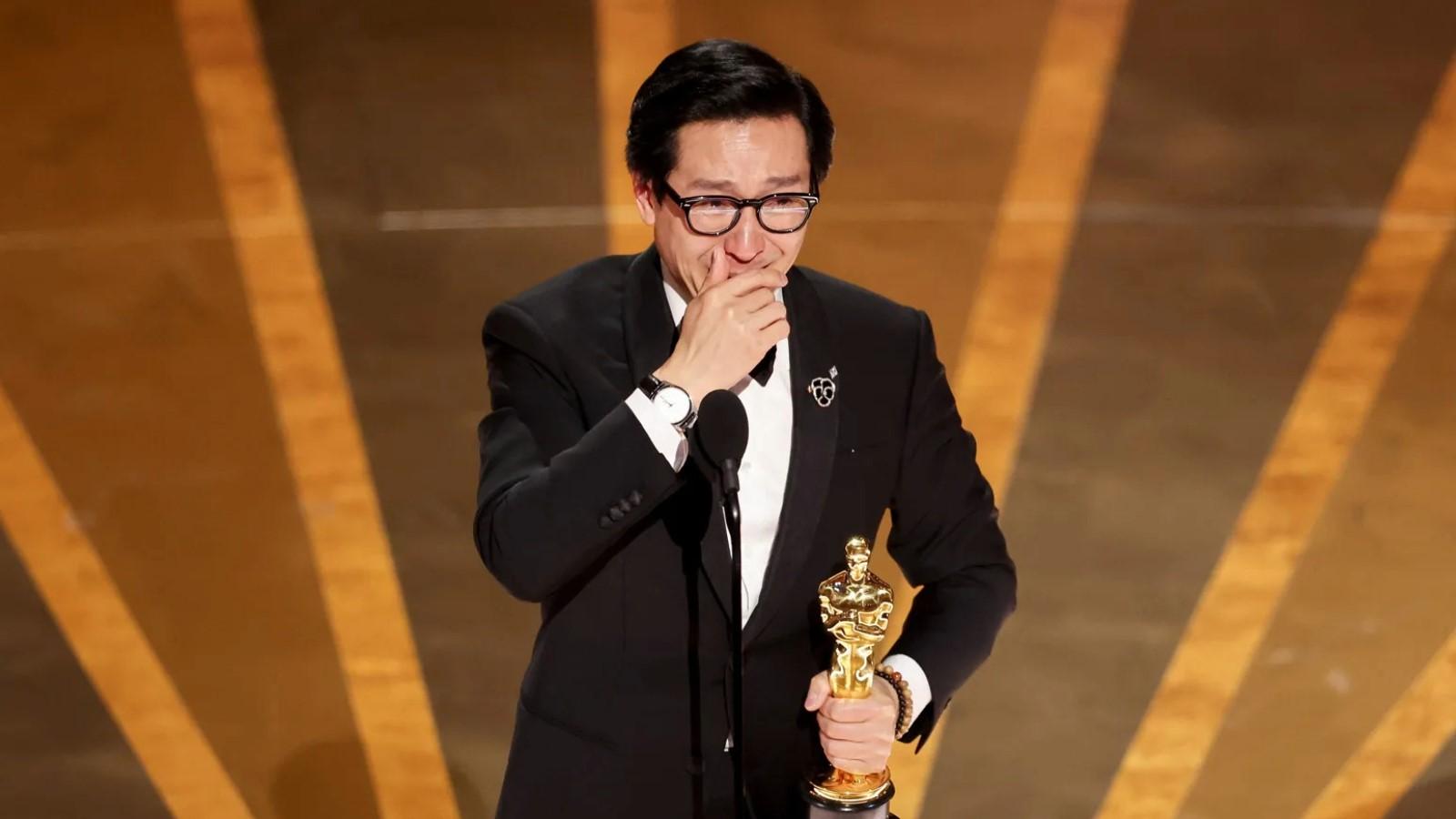 Ke Huy Quan at the 2023 Oscars holding an award
