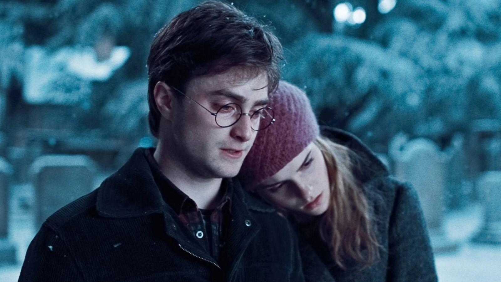 Harry and Hermione in Harry Potter standing in the snow, Hermione's head on Harry's shoulder