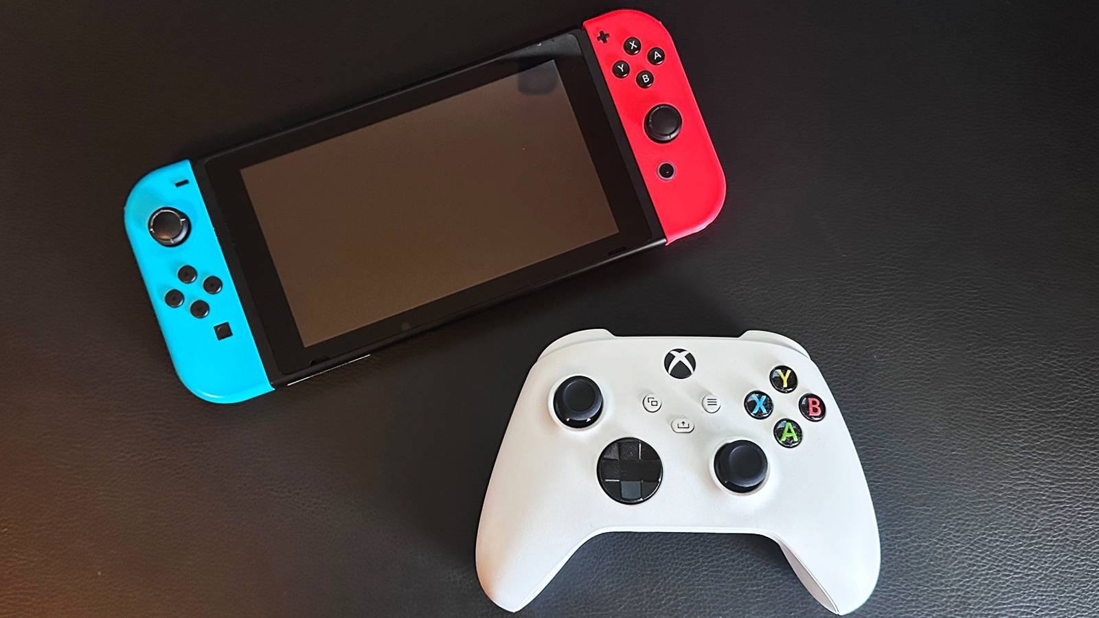 Image of a Nintendo Switch and an official Xbox controller.