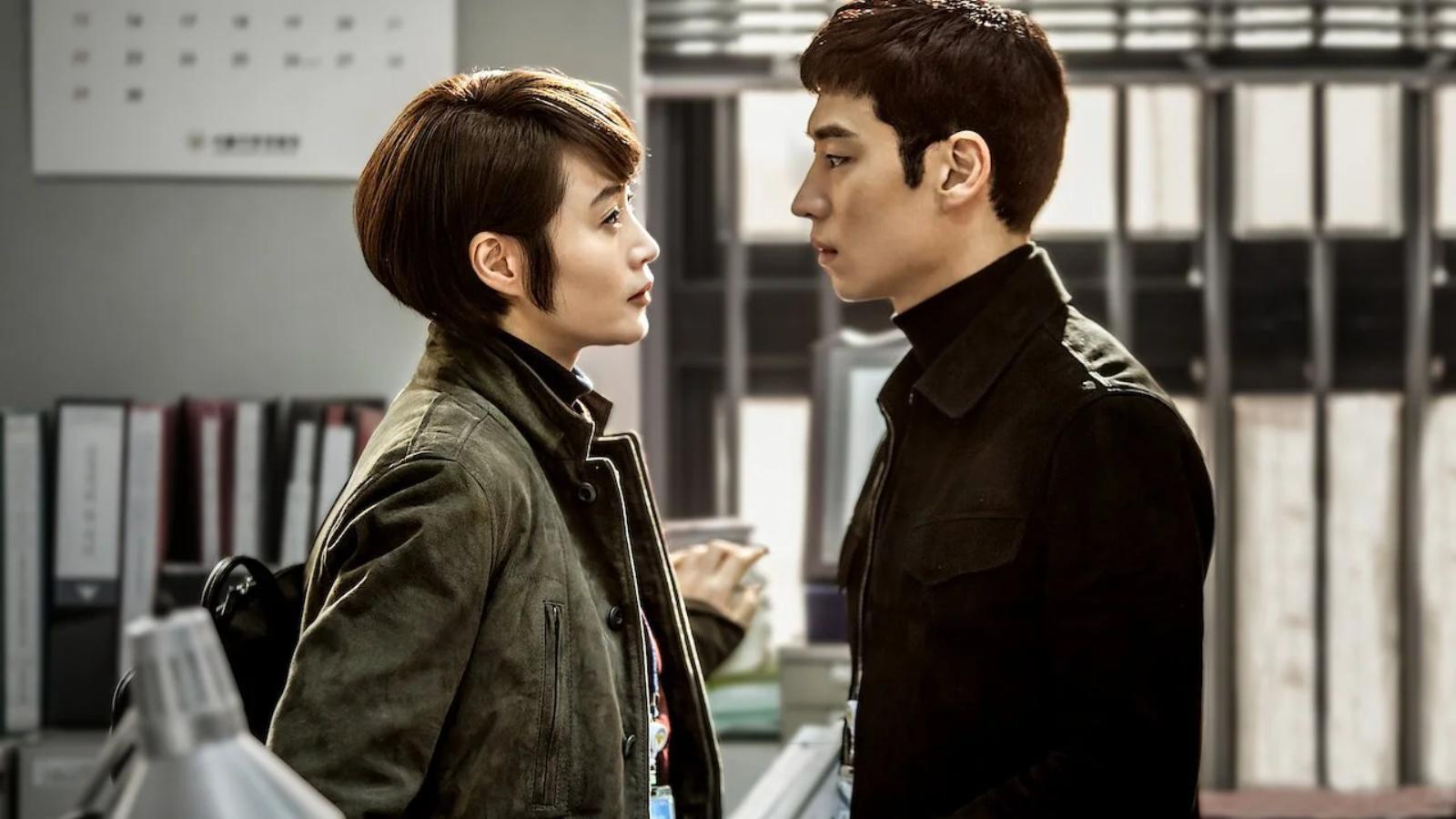 Kim Hye-soo and Lee Je-hoon in Signal K-drama.