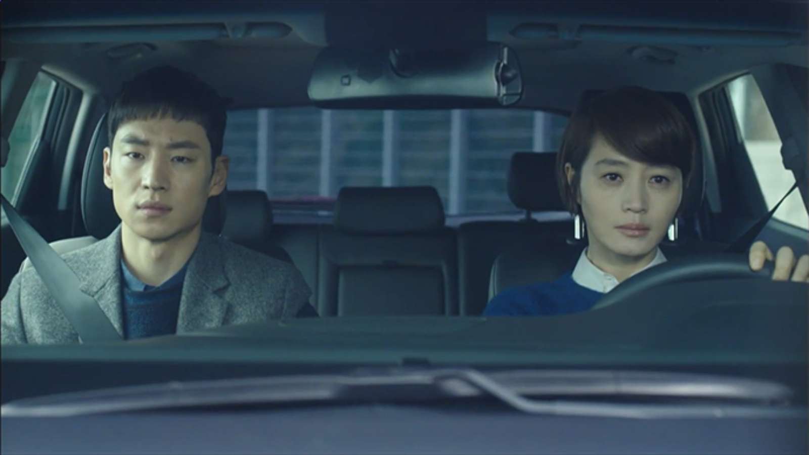 Lee Je-hoon and Kim Hye-soo in Signal Episode 16 finale.