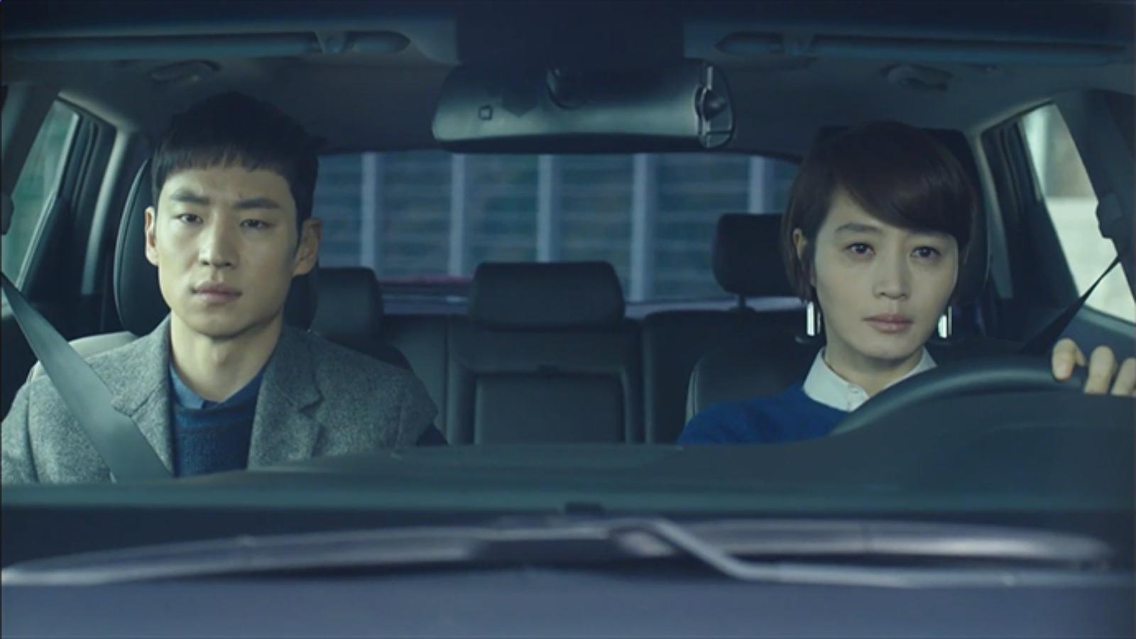 Lee Je-hoon and Kim Hye-soo in Signal Episode 16 finale.