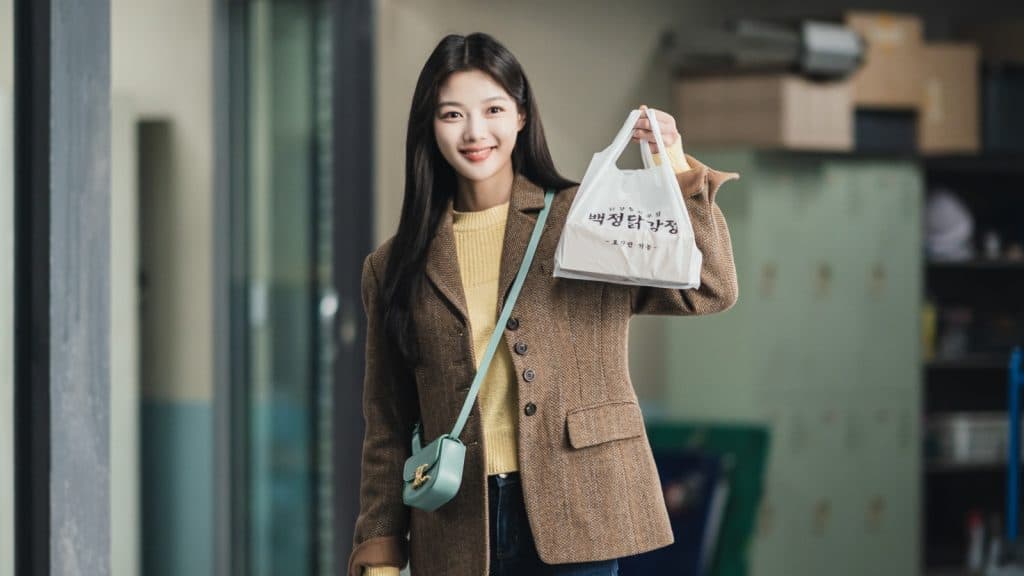 Kim Yoo-jung as Min-ah in Chicken Nugget K-drama.