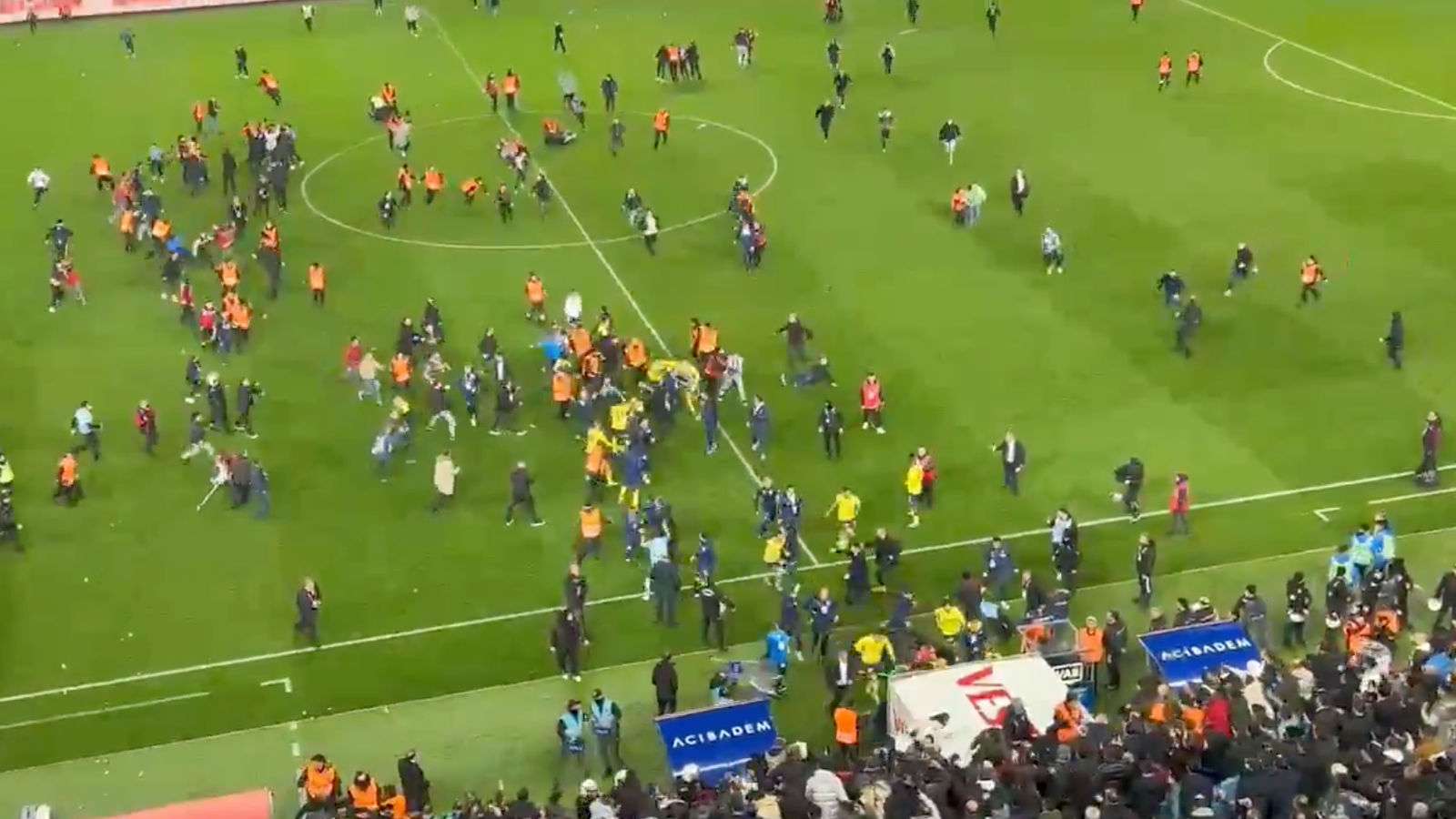 Turkish Football Fans Invade the pitch