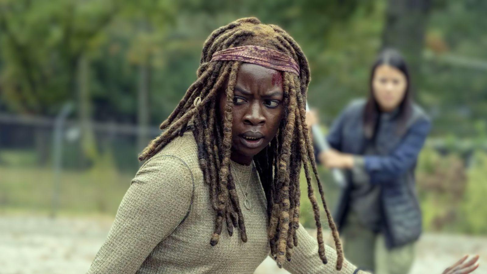 Michonne keeps an eye on her surroundings in The Walking Dead Season 9 Episode 14, as a young girl approaches her with a weapon drawn.