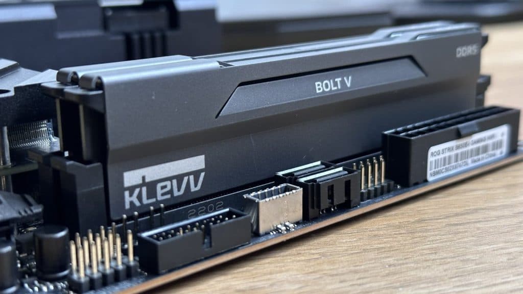 Klevv Bolt V plugged into PC