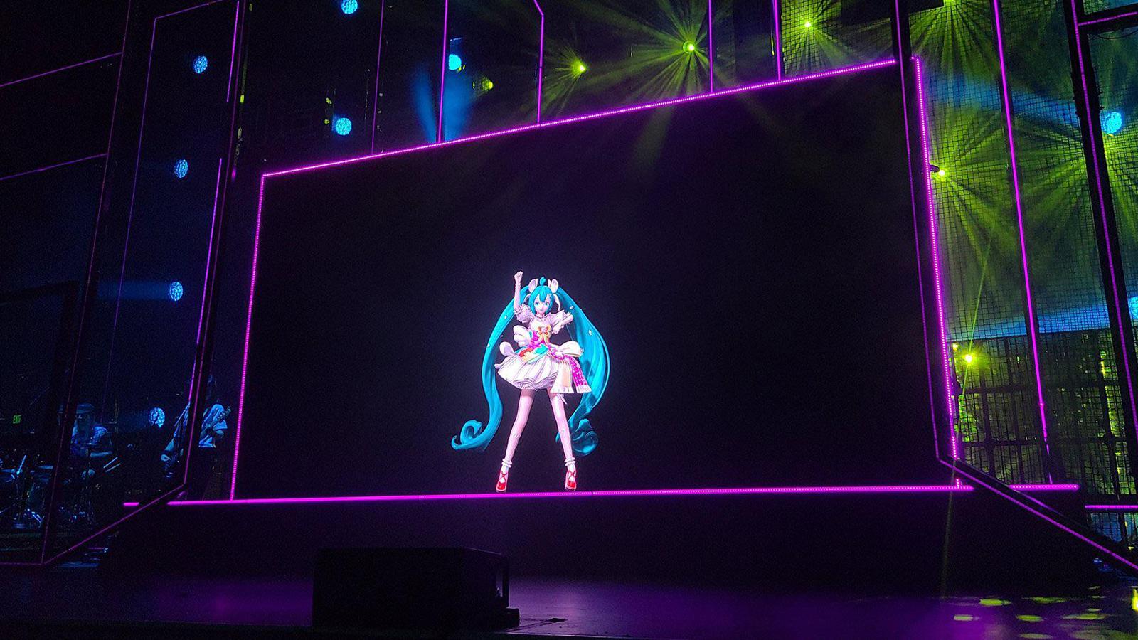 hatsune-miku-expo-fans-furious-hologram-led-screen