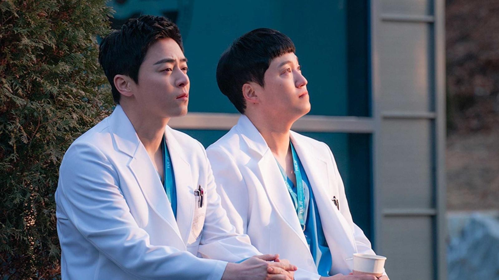 Jo Jung-suk and Kim Dae-myung in Hospital Playlist as Ik-jun and Seok-hyeong.