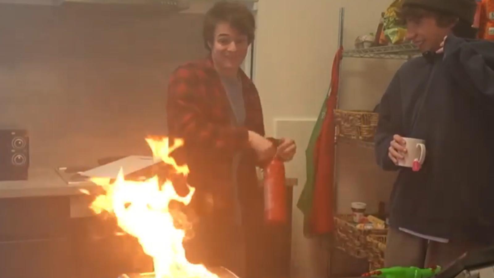 Twitch streamer Tubbo sets his toaster on fire in chaotic clip