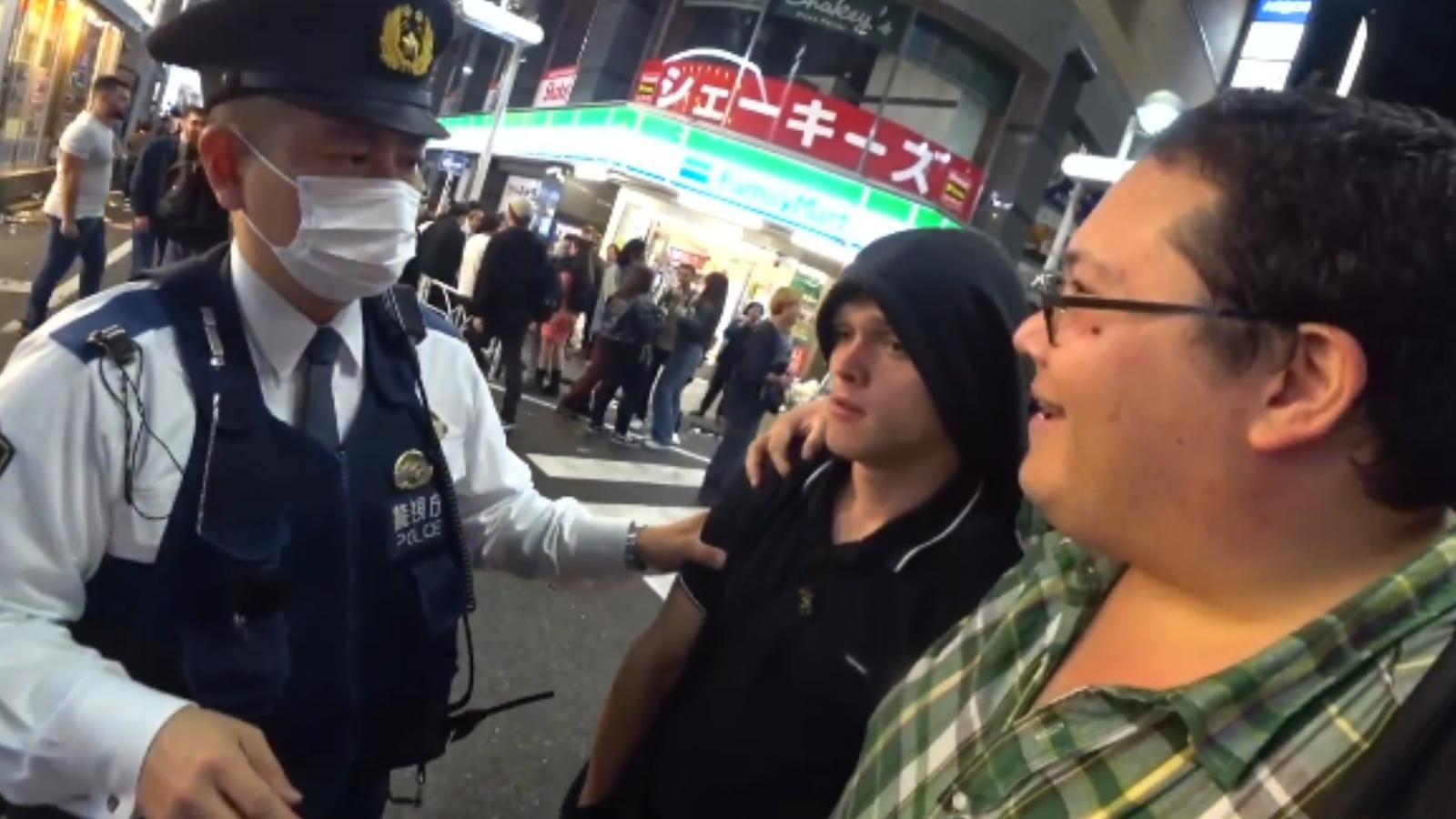 twitch streamer cashmeow and police officer get tourist who spit on him