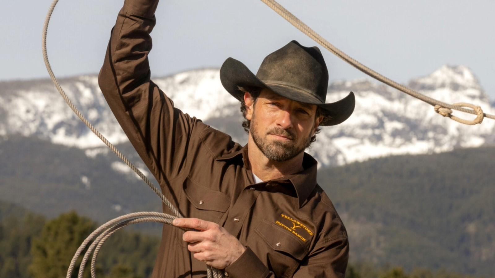 Ian Bohen as Ryan on Yellowstone, throwing a lasso