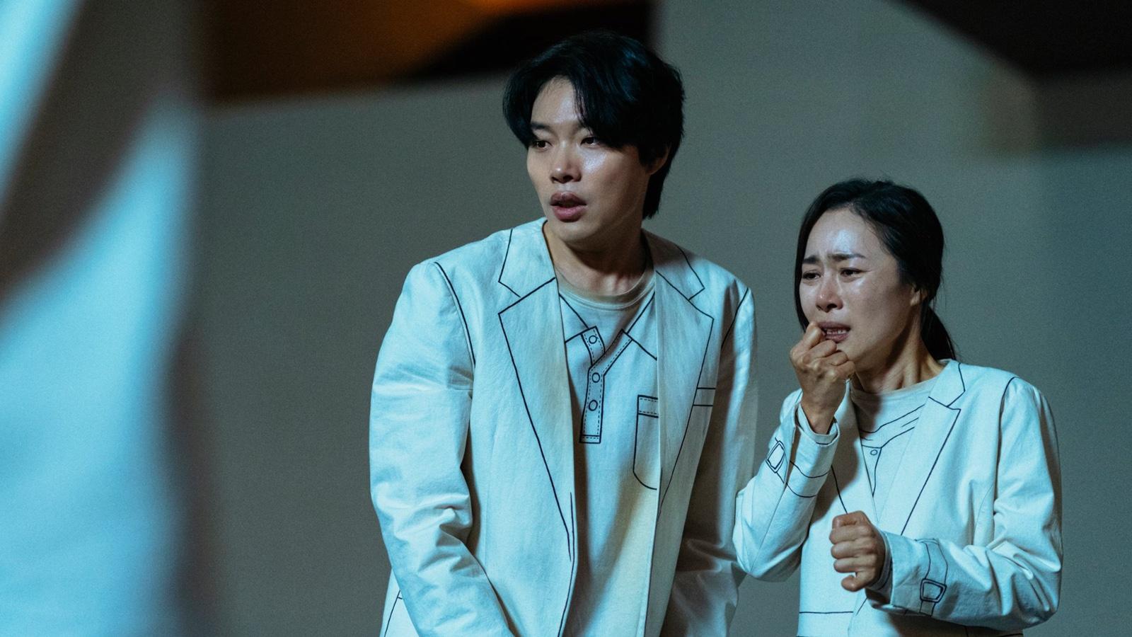Ryu Jun-yeol and Moon Jeong-hee in The 8 Show as 3F and 5F.