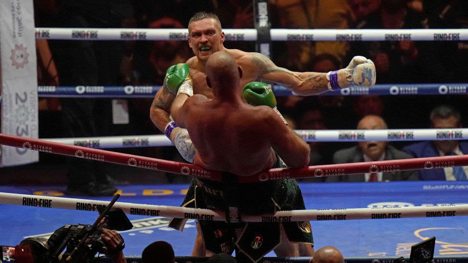Oleksandr Usyk fights Tyson Fury